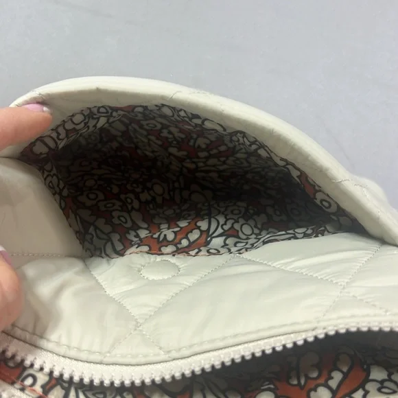 Vera Bradley taupe purse nylon quilted
CLOSET CLEAN OUT SALE! - Picture 4 of 10